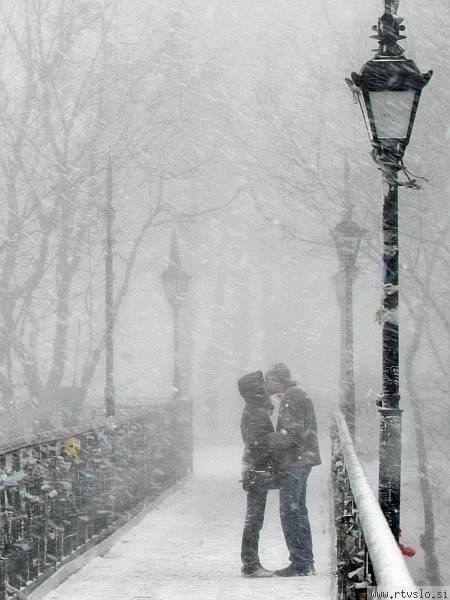 Kiss in the snow...love doesn't freeze, it warms even on the coldest of days Kissing In The Snow, A Snowy Day, Winter Schnee, Winter Love, Winter Magic, Winter Beauty, Foto Art, Snowy Day, Winter Wonder