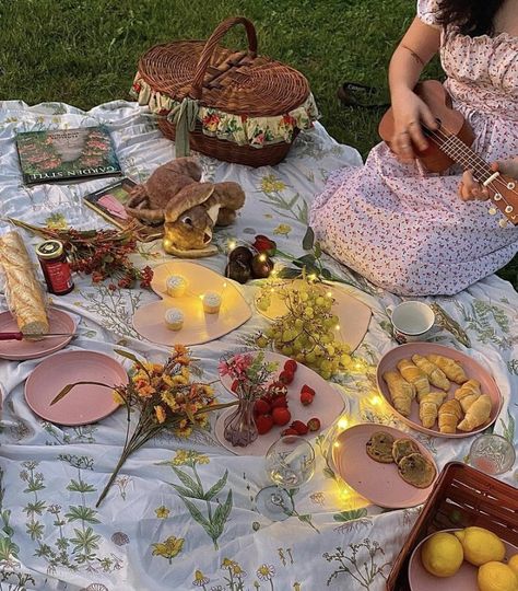 Fairy Theme Picnic, Fairy Picnic Party, Witch Picnic, Enchanted Picnic, Fairycore Picnic, Cottage Core Picnic, Fairy Picnic, Picnic Date Food, Picnic Photo Shoot