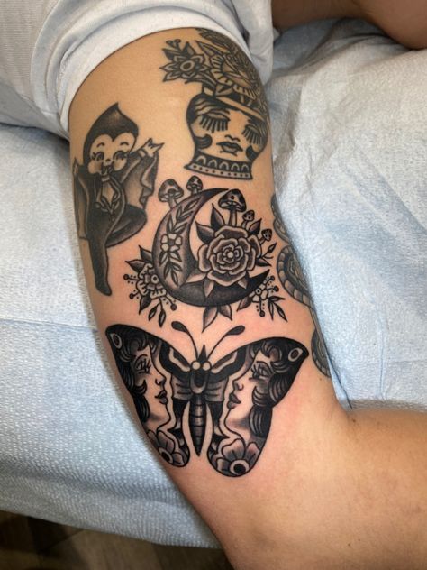 Tradition Black And Grey Tattoo, Blackout Sleeve With Flowers, Traditional Tattoos Black Woman, Feminine Tattoo Sleeves Traditional, Black Traditional Tattoo Sleeve Women, American Traditional Tattoos Women Sleeve, Alternative Traditional Tattoo, Women American Traditional Sleeve, Traditional Tattoo Arm Sleeve Women