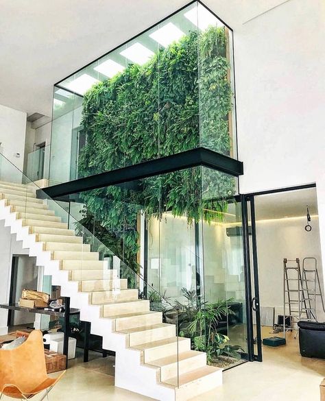 LoftSpiration on Instagram: “A unique concept for your stairs 💚 How do you like this green wall? 😊 - - - Follow @loftspiration for more amazing inspiration! 😉👍 - - - 📐…” Atrium Design, Casa Clean, Interior Design Per La Casa, Green Architecture, Patio Interior, Design Exterior, Design Del Prodotto, Interior Garden, House Architecture Design