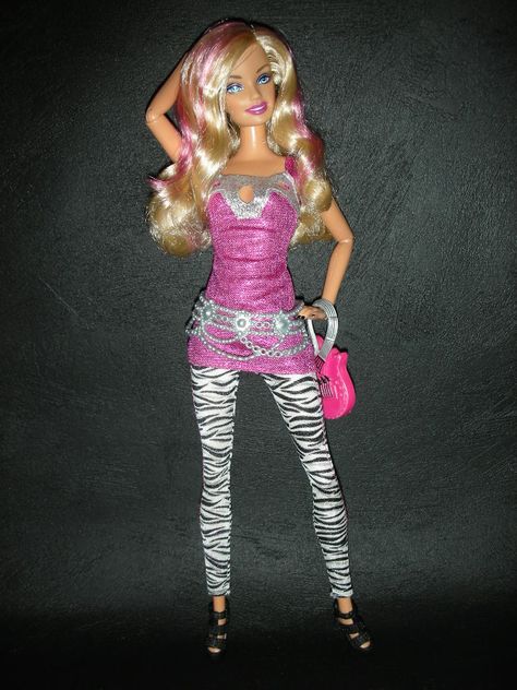 Barbie Outfits School, 2000s Moodboard, Barbie Dreamhouse, Vintage Barbies, Barbie Shop, Barbie Fashionista Dolls, Barbie Outfits, Barbie Mattel, Male Doll