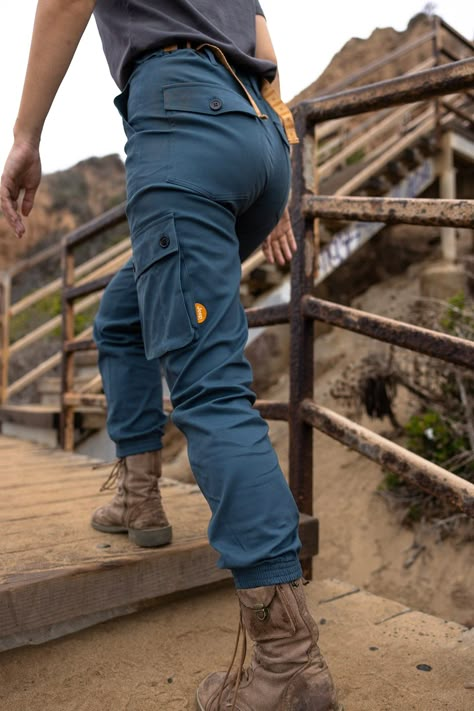 High Waisted Hiking Pants, Outdoor Pants Women, Women Outdoor Outfits, Outdoor Work Outfits Women, Outdoor Work Outfit, Women In Construction Outfits, Womens Utility Pants, Hiking Pants Women Outfit, Outdoor Style Women