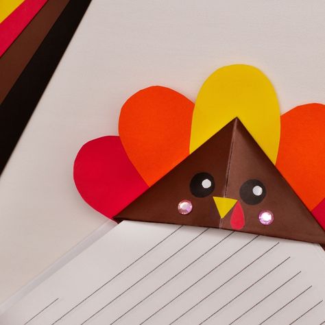 Bookmarks Turkey Bookmark, Turkey Pieces, Basic Origami, Turkey Decor, Origami Bookmark, Bookmark Craft, Diy Thanksgiving, Thanksgiving Diy, Corner Bookmarks