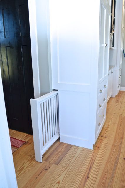 When customizing our cabinets, we worked with our cabinet builder to create a built-in hidden dog gate, perfect for our family! Skjulte Rum, Koti Diy, Dog Rooms, Dog Gate, House Goals, Style At Home, Home Decorating, Built Ins, Home Fashion