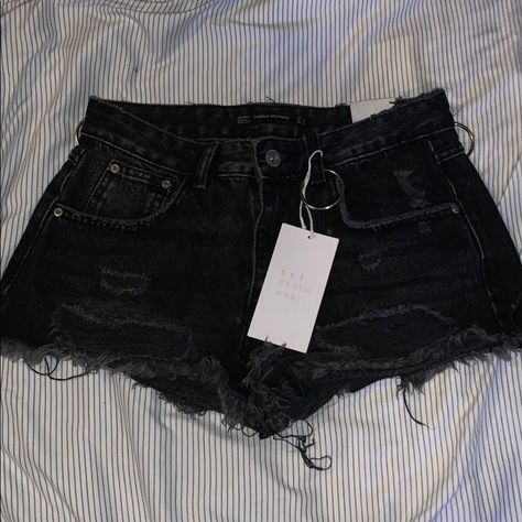 Zara Distressed Shorts, Never Worn, New With Tags. Diy Jeans Ideas, Cute Black Shorts, Slytherin Clothes, Baggy Jeans For Women, Shorts Aesthetic, Pakistani Bridal Dress, Pretty Sneakers, Black Jean Shorts, Mens Casual Dress Outfits