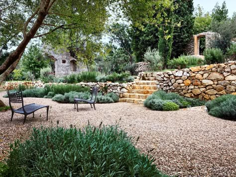 Don't like the rocks. But a natural stone wall would look great Mediterranean Garden Design, Mediterranean Gardens, Provence Garden, Gravel Patio, Gravel Path, Mediterranean Landscaping, Dry Garden, Gravel Garden, Mediterranean Garden