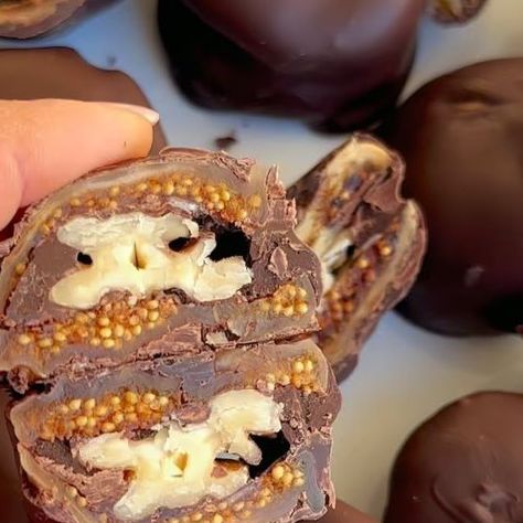 Chocolate Covered Figs, Dried Fig, Chocolate Ingredients, Vegan Recepies, Chocolate Bites, Plant Based Cookbook, Dried Figs, Melted Chocolate, Chocolate Coating