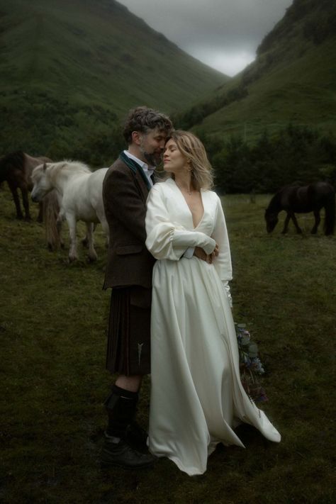 How To Elope In Scotland - Ultimate 2024 Elopement Guide Elopement In Ireland, Edinburgh Scotland Elopement, Ireland Elopement Photography, Elope Scotland, Irish Elopement, Edinburgh Elopement, Scotland Photos, Ireland Elopement, Elopement Guide