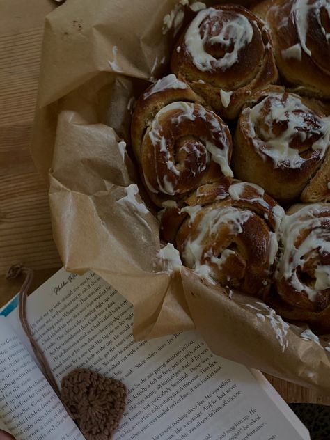 Dark Academia Book Aesthetic, Academia Book Aesthetic, Aesthetic Book Reading, Baking Cinnamon Rolls, Baking Cinnamon, Dark Academia Book, Aesthetic Downtown Girl, Aesthetic Downtown, Fall Girl