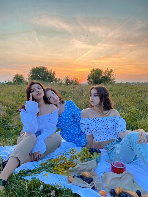 Picnic Photo Shoot, Picnic Pictures, Picnic Photography, Aesthetic Picnic, Sisters Photoshoot Poses, Friendship Photoshoot, Sisters Photoshoot, Friend Pictures Poses, Artsy Photos