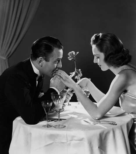 Couples Dinner, Old Fashioned Love, Romantic Fiction, Romantic Photography, Vintage Couples, Eat Together, Vintage Romance, Old Love, Romantic Dinners