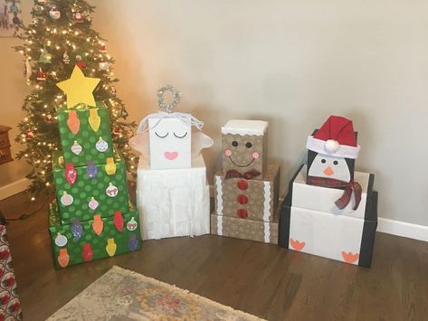 Ways To Wrap Christmas Presents, Snowmen Gifts, Christmas Koozies, Christmas Wrapping Ideas Creative, Present Display, Wrap Christmas Presents, Christmas Tower, Christmas In July Decorations, Kids Wrap