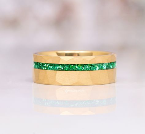 Mens Gold Wedding Band With Emerald, Green Gold Jewelry, Emerald Gold Ring, Mens Emerald Rings, Emerald Band Ring, Intricate Rings, Emerald Wedding Band, Band Ideas, Couples Ring Set