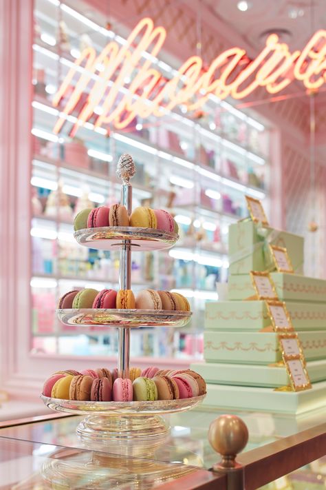 Cake Shop Decor, Confectionery Design Interior, Unique Cafe Ideas, Cake Shop Aesthetic, Dessert Shop Interior, Laduree Interior, Pastry Shop Aesthetic, Pink Bakery Aesthetic, Sweet Shop Interior