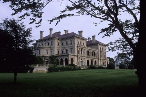 Southern Living The Breakers Newport Rhode Island American Home Interior, Manor Exterior, American Country House, The Breakers Newport, Vanderbilt Family, American Castles, Vanderbilt Mansions, Castles To Visit, The Gilded Age