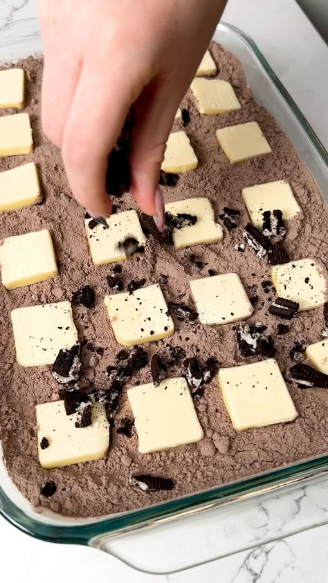 Oreo Dump Cake Easy and Fast - Kippi at Home Oreo Dump Cake, Dump Cake Easy, Chocolate Dump, Apple Cake Recipe Easy, Vegetarian Chocolate Cake, Chocolate Dump Cake, Easy Dump Cake Recipe, Boxed Cake, Oreo Recipes