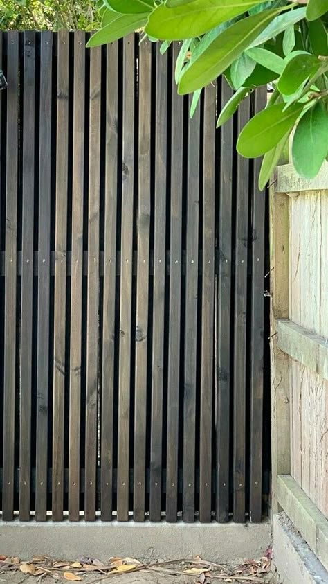 Dark Wooden Fence, Garden Ideas Side Of House, Fancy Fence, Hampton Garden, Wood Fence Design, House Fence Design, Fence Styles, Garden Screening, Backyard Entertaining