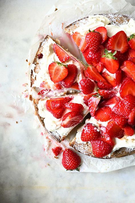 Strawberry Mascarpone Cake, Serving Dumplings, Summertime Desserts, Strawberry Mascarpone, Mascarpone Whipped Cream, Cake With Mascarpone, Mascarpone Cake, Easy Summer Dessert Recipes, Strawberry Vanilla Cake