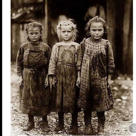 debora l on Instagram: “Oyster shuckers in Port Royal, South Carolina. 1912. 6 to 10 years old before child labor laws were created. The South has a history that's…” Lewis Wickes Hine, Child Worker, Lewis Hine, Vintage Foto's, Foto Transfer, Dust Bowl, Port Royal, Photo Vintage, Interesting History