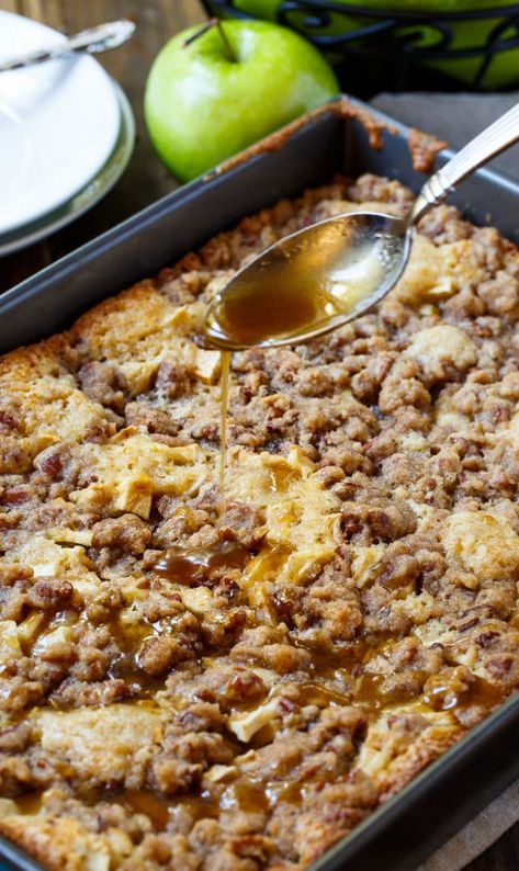 Apple Crisp Coffee Cake - Spicy Southern Kitchen Apple Crisp Coffee, Apple Crisp Pie, Apple Crisp Cheesecake, Breakfast Coffee Cake, Cake Apple, Easy Apple Crisp Recipe, Apple Coffee Cakes, Apple Crumb, Apple Dessert Recipes