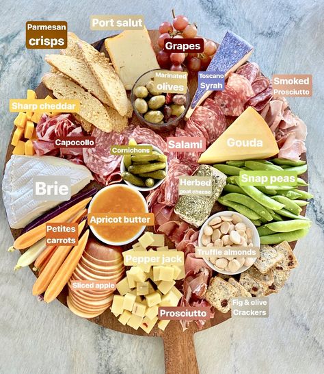 Cheese Crackers Salami Platter, Salami Plate Ideas, Cheeseplate Cheese Boards, Cheese And Salami Platter, How To Cut Cheese, Salami Appetizers, Salami Platter, Cheese Plate Ideas, Appetizers Easy Recipes