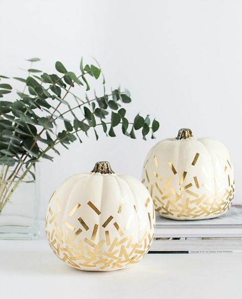 diy-gold-confetti-pumpkins-31-fabulous-pumpkin-decorating-ideas-via-fox-hollow-cottage Confetti Pumpkin, Halloween Chic, Fall Harvest Party, No Carve Pumpkin Decorating, Fall Pumpkin Crafts, Diy Confetti, Pretty Pumpkins, Pumpkin Projects, Diy Halloween Decor