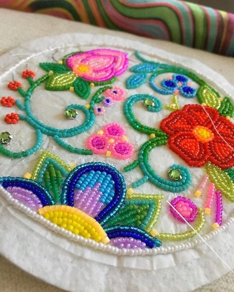 floral medallion sample Native Beading, Native Beading Patterns, Beadwork Embroidery, Beadwork Designs, Bead Embroidery Tutorial, Native Beadwork, Bead Sewing, Bead Embroidery Patterns, Beadwork Patterns