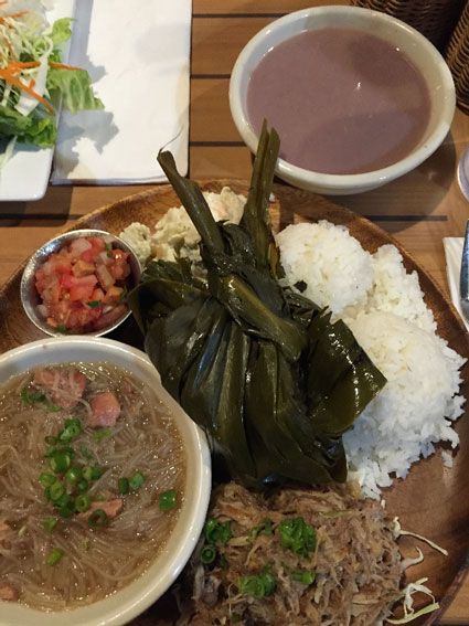 Guide to Local Hawaii Food: A traditional Hawaiian food plate Hawian Food, Food In Hawaii, Traditional Hawaiian Food, Hawaiian Plate Lunch, Hawaii Food, Food Plate, Island Food, Hawaiian Food, Cheap Eats