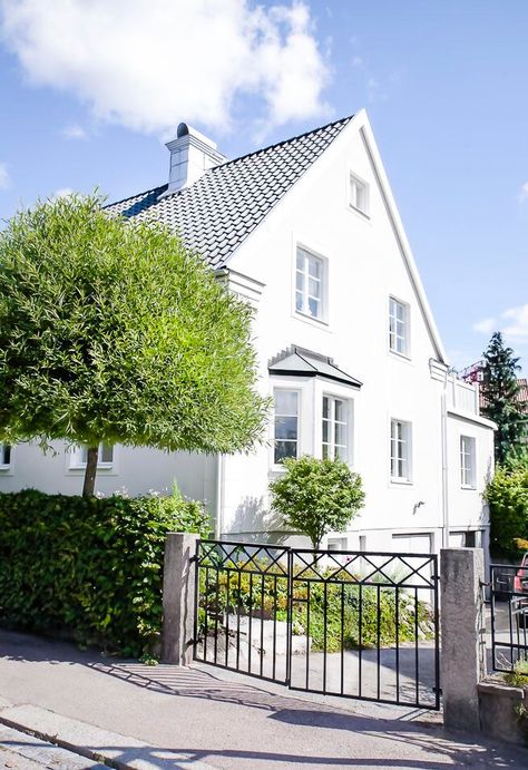 Swedish Homes, House Of Philia, Dream House Garden, Summer House Garden, Swedish House, This Old House, Classic Garden, London House, Happy House