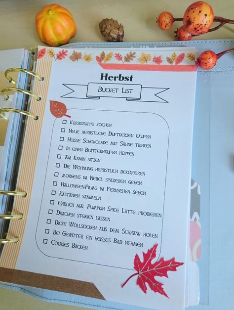 Hier kommt mein erster Herbstbeitrag für euch! Wie ihr wisst, mag ich diese Jahreszeit ja ziemlich gerne. Um nichts zu versäumen, habe ich eine Bucket List für den Herbst erstellt. Eine Liste mit v… Bullet Journal Simple, Fall Bucket List Printable, Halloween Bucket List, Bullet Journal Headers, Bullet Journel, Fall Bucket List, Bullet Journal Notebook, Printable Calendar Template, Bullet Journal Themes