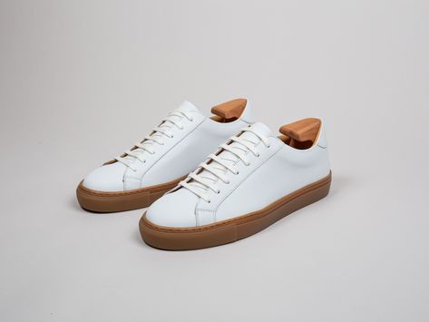 Crisp white full grain calf leather, natural gum rubber sole. A classy and comfortable take on the minimalistic sneaker style. #skolyx #sneakers #menswear Sneaker Style, Sneakers Fashion, Calf Leather, Rubber Sole, Gum, Grain, Sneakers, Leather, White