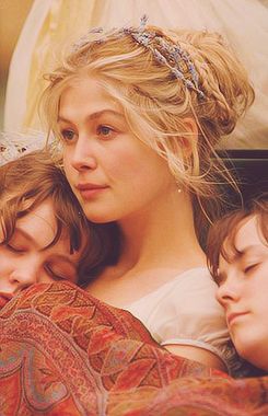 Production stills from the ‘Pride & Prejudice’ set of Jane Bennet, portrayed by Rosamund Pike Jane Austen Movies, Little Dorrit, Pride And Prejudice 2005, Jane Austin, Septième Art, Rosamund Pike, Costume Drama, The Pride, Pride And Prejudice