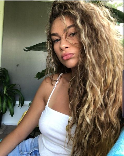 Highlights Blond, Effortless Curls, Swimming Art, Aesthetic Women, Hair Natural, Long Curly Hair, Long Curly, Natural Curls, Beach Waves