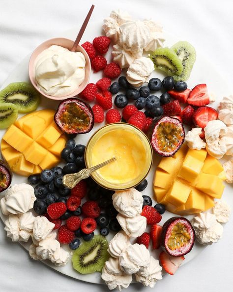 Diana Chan | MasterchefAU 🥇👩‍🍳 on Instagram: “Here’s an inspo of how to create a tropical pavlova platter created using some leftover fruits, meringues and curd from my previous posts…” Meringue Board, Tropical Christmas Food, Pavlova Platter, Tropical Pavlova, Pavlova Board, Christmas Fruit Platter, Friend Dinner, Christmas Pavlova, Cocktail Party Food