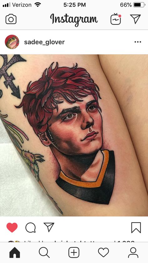 Gerard Way Tattoo, Letter G Tattoo, Mcr Tattoo, Way Tattoo, Rad Tattoos, Art Homework, G Tattoo, Crown Tattoo Design, Harry Houdini