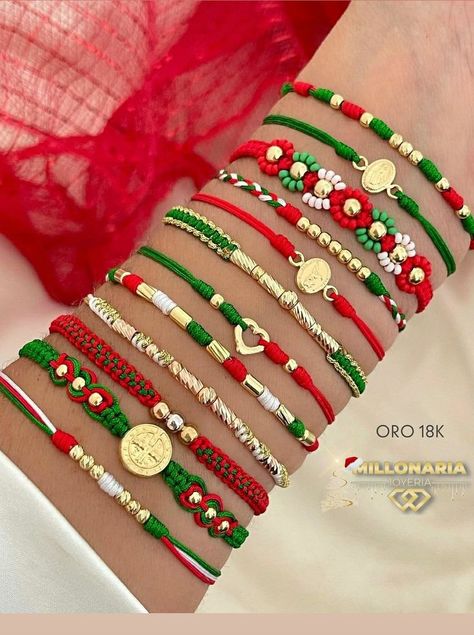 Pin en Pulseras Christmas Macrame Bracelet, Bracelets Handmade Diy, Diy Friendship Bracelets Patterns, Diy Bracelet Designs, Diy Bracelets Patterns, Beads Bracelet Design, Handmade Jewelry Tutorials, Friendship Bracelets Diy, Crochet Bracelet