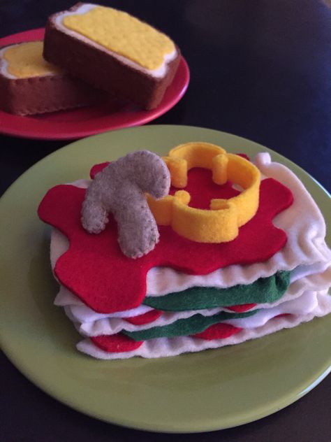 FELT lasagna and garlic bread Felt Pasta, Realistic Play Food, Pasta Fusilli, Felt Pizza, Toys Market, Dramatic Play Preschool, Dramatic Play Area, Preschool Craft, Felt Stories