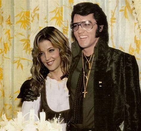 Lisa Marie & Elvis Presley - All of us Elvis fans knows this picture is photoshopped but you have to admit it's nicely done....Would have been nice to of seen them together like this, oh well we can dream. Elvis Presley Memories, Elvis Presley Family, King Elvis Presley, Elvis Presley Images, Elvis Presley Pictures, Elvis And Priscilla, Joseph Jackson, King Of Pop, Elvis Presley Photos