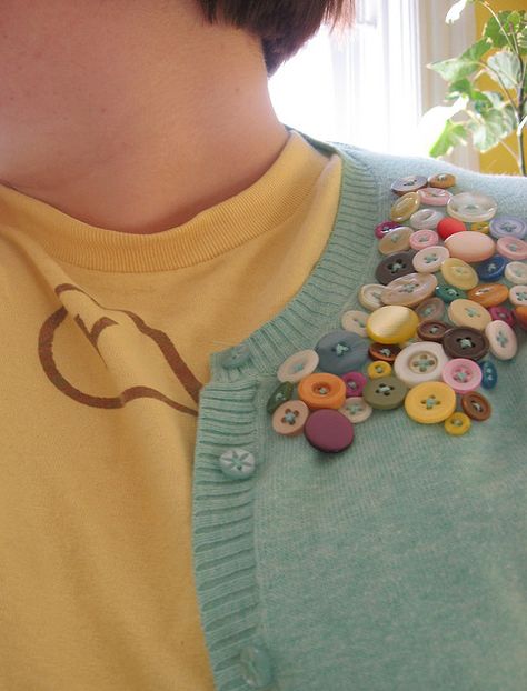 cute button sweater Button Fashion, Embellished Sweaters, Diy Buttons, Button Sweater, Button Art, Button Jewelry, Button Crafts, Clothes Crafts, Vintage Buttons