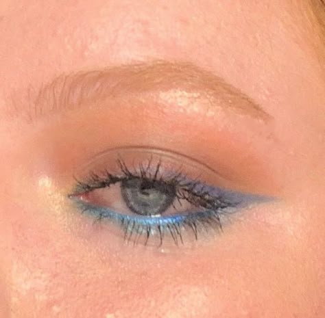 Blue Pencil Eyeliner, Blue Eyeliner Hooded Eyes, Blue Eye Pencil Make Up, Brown Eyeliner Blue Eyes, Eyeliner On Blue Eyes, Subtle Blue Makeup, Blue Waterline Makeup, Blue Eyeliner Makeup Looks, Easy Blue Makeup