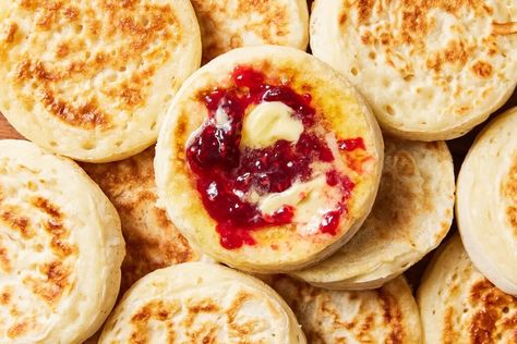 Crumpets Recipe Irish Oatmeal, Crumpet Recipe, Crumb Muffins, Griddle Cooking, Gourmet Cupcakes, Nyt Cooking, Cooking Guide, Crumpets, Blueberry Muffins