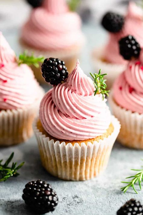 Easy recipe for spiced apple and blackberry cupcakes! Super easy, light and airy cupcakes topped with smooth blackberry buttercream! YUM! Blackberry Cupcakes, Blackberry Buttercream, Cupcake Topping, Easy Apple Cake, Apple Cupcakes, Anna Banana, Easiest Apples, Cupcake Cake, Spiced Apples