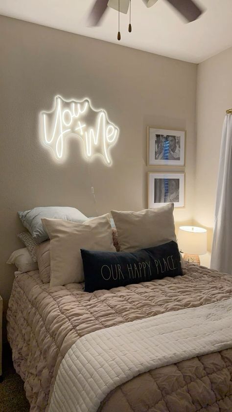 Bedroom Wall Decor Ideas For Couples, Cool Couple Bedroom Ideas, Couple Dorm Room, His And Hers Home Decor, Couples Living Room Ideas, College Couple Apartment, New Apartment With Boyfriend, Cozy Couple Bedroom Aesthetic, Room Decoration For Couples