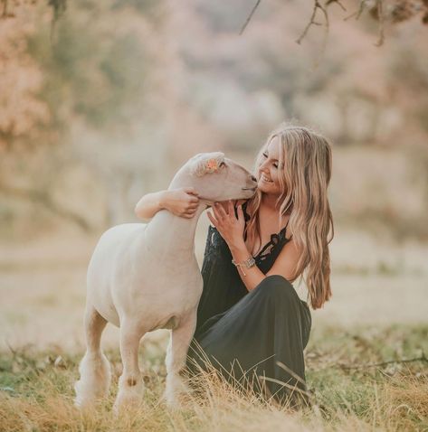 Farm Picture Ideas, Farm Senior Pictures, Lamb Pictures, Senior Year Pictures, Cute Senior Pictures, Animal Photoshoot, Senior Portraits Girl, Senior Photography Poses, Farm Pictures