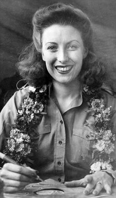 Wartime sweetheart, singer Vera Lynn boosted the morale of British troops during the Second World War. We'll Meet Again, Wwii Women, Vera Lynn, 1940s Women, White Cliffs Of Dover, Meet Again, 100th Birthday, Gretsch, Golden Age Of Hollywood