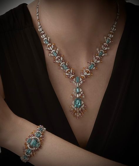 CARTIER. ‘PANDANA’ Necklace - Bracelet - white gold, 16 blue-green cushion tourmalines, pink and orange garnet tourmaline balls, faceted diamond beads, baguette and brilliant-cut diamonds #CARTIER2022 #Cartier #CARTIERBeautésDuMonde #CARTIERBeautiesOfTheWorld #HighJewelry #PinkTourmaline #BlueGreenTourmaline #OrangeGarnet #Diamond Necklace Styling, Blue Diamond Necklace, Diamond Photography, Haute Jewelry, Mandala Jewelry, Neck Pieces Jewelry, Cartier Necklace, Jewellery Design Sketches, Expensive Jewelry Luxury