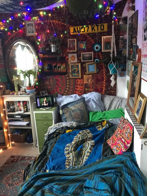 Hippie Room, Hippie Bedroom, Grunge Bedroom, Hippy Room, Chill Room, Room Vibes, Cute Rooms, Indie Room Decor, Dekorasi Kamar Tidur