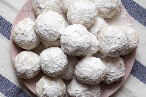 Classic Italian Butter Balls Recipe: You’re Going to Want This Italian Grandma’s Cookie Recipe #30secondmom Butter Ball Cookies Recipe, Butterball Recipe, Italian Cookie Recipe, Wedding Cookies Recipe, Italian Butter, Key Lime Cookies, Grandma Cookies, Cookie Recipes Oatmeal Raisin, Lime Cookies