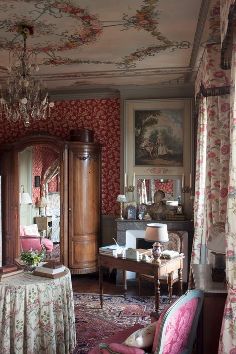 French country house with incredible paint effects | THE WORLD OF INTERIORS Gustavian Interiors, French Manor, European Decor Style, Houses In Mexico, French City, French Bohemian, Modernist House, The World Of Interiors, Bordeaux France