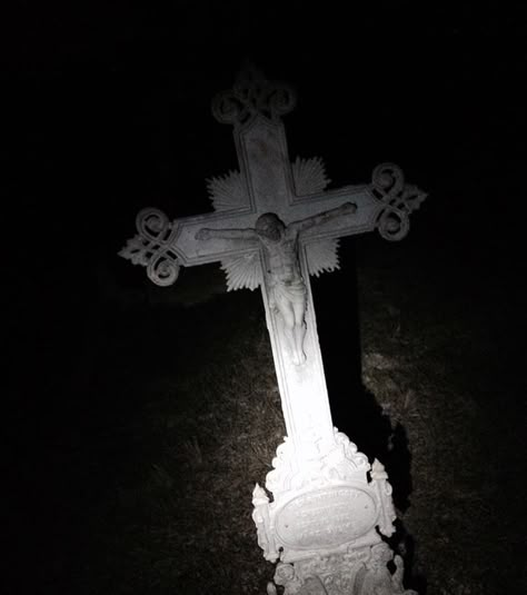 Broken Angel, Trash Art, Southern Gothic, Gothic Aesthetic, Graveyard, A Cross, The Cross, Cemetery, Dark Aesthetic